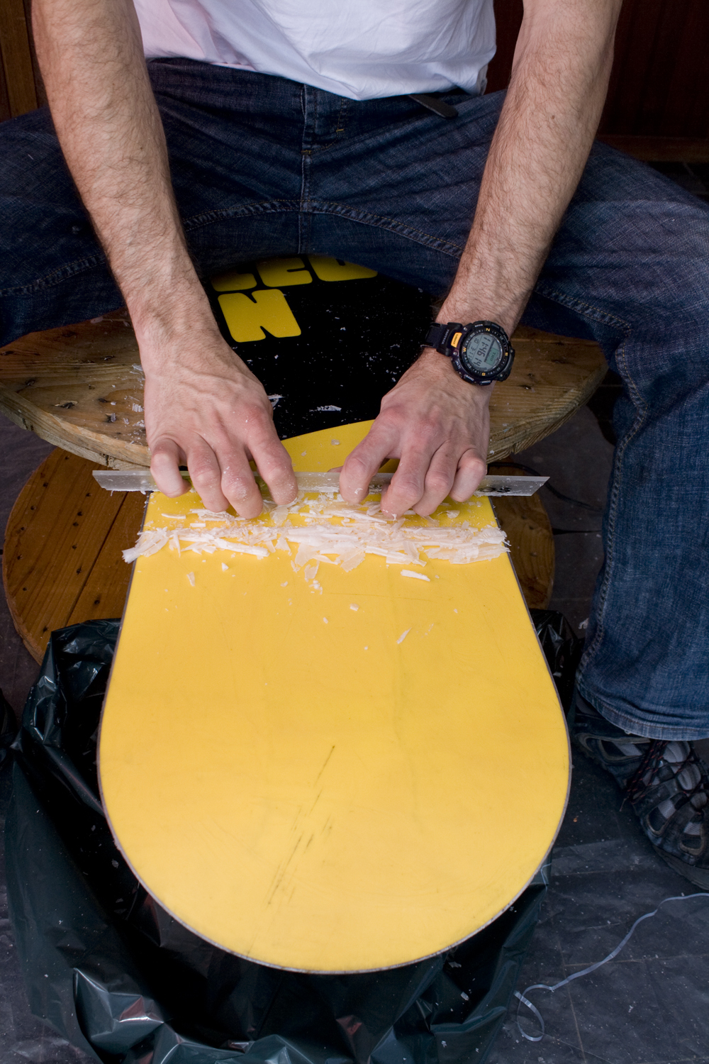 Wax and tune your snowboard at home