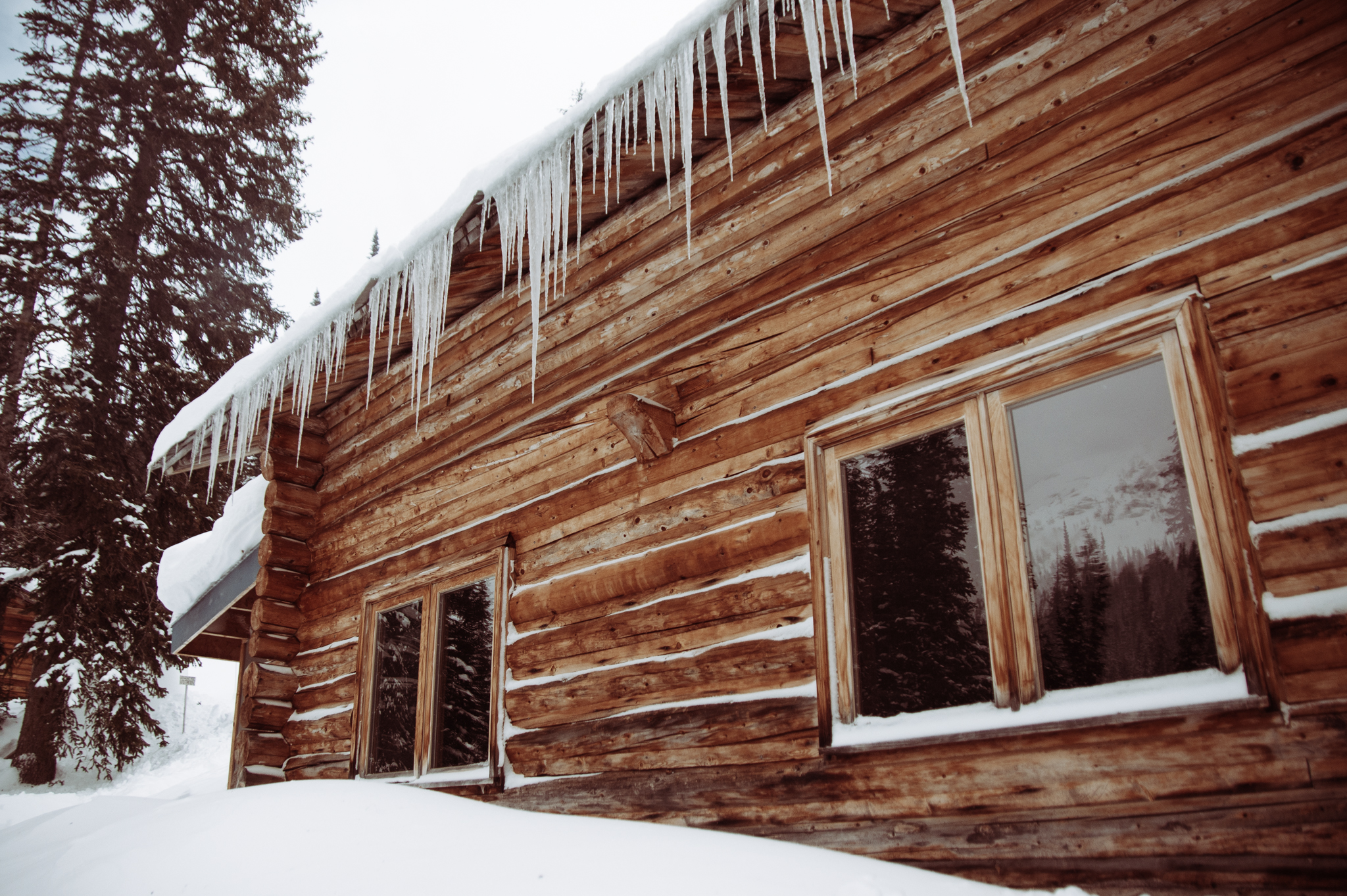 The Boulder Hut and its icicles.