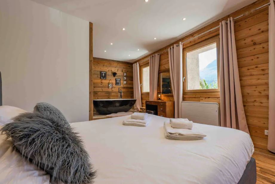 bedroom with bath.JPG