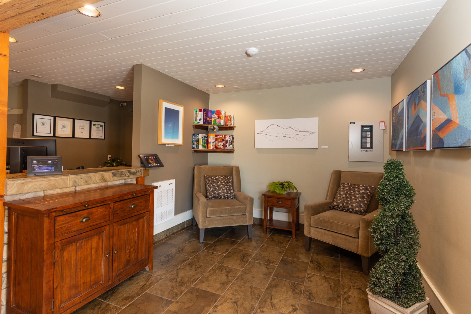 Lobby and Smokehouse Red Tree Spring 2020-6.jpg